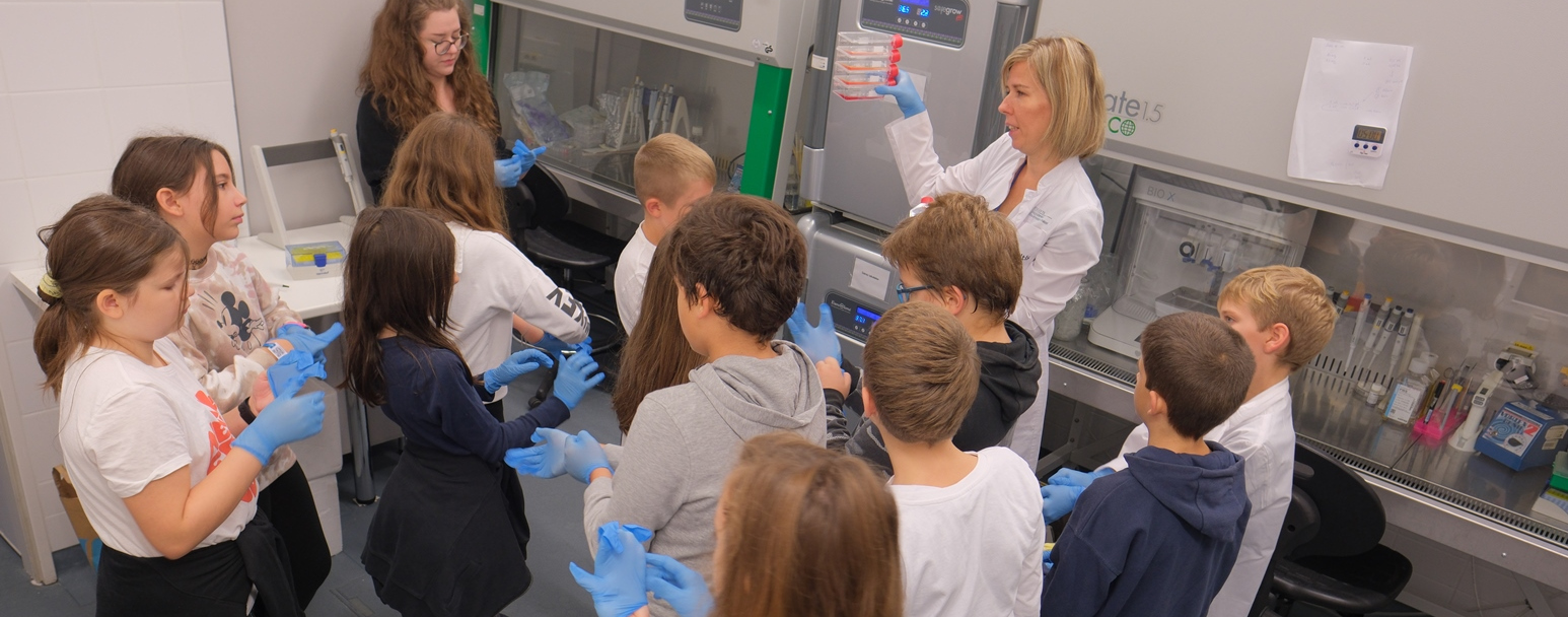 „When I grow up, this is where I will be working” – students visited the Tissue Printing laboratory of the Faculty of Pharmacy